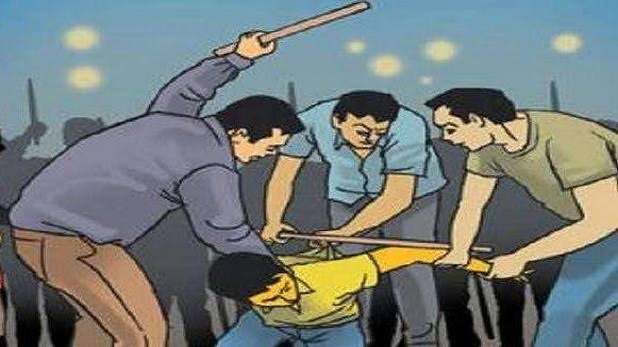 चार युवकों ने तीन दलित युवकों द्वारा मंदिर से प्रसाद लेने पर रॉड, डंडे व राइफल की बट से की पिटाई