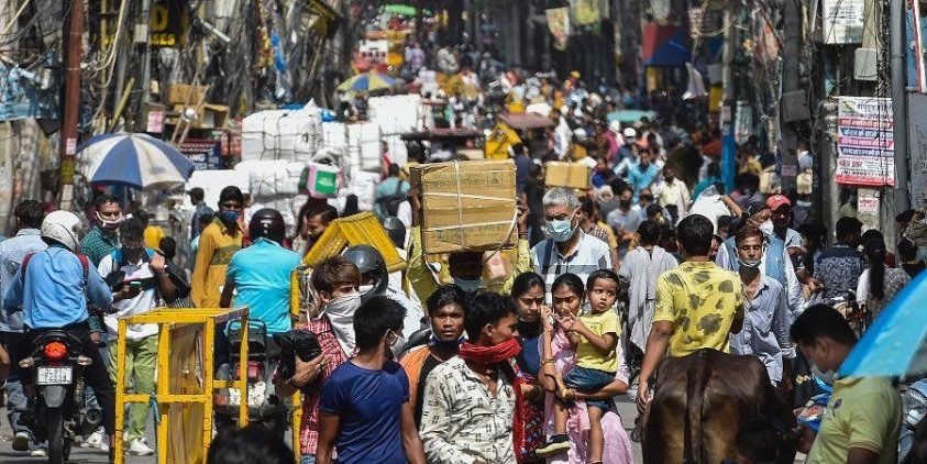 दिल्ली के बाजारों में कोरोना प्रोटोकॉल की उड़ाई जा रहीं धज्जियां, बाजारों में लगी भारी भीड़