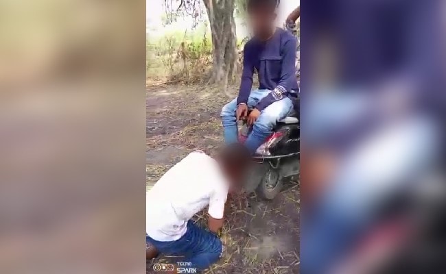 यूपी में किया दलित किशोर को पैर चाटने पर मजबूर, विडियो हुआ वायरल।