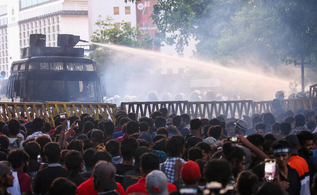 श्रीलंका में प्रदर्शनकारियों का हल्लाबोल, घर छोड़कर भागे राष्ट्रपति राजपक्षे