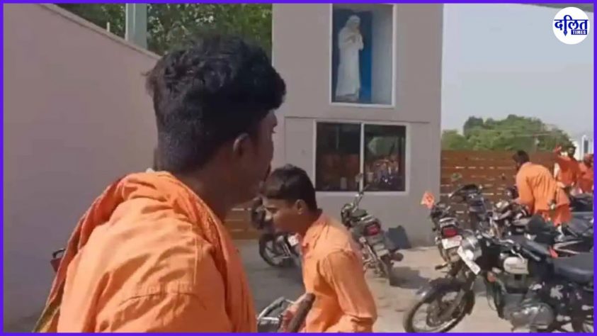 तेलंगाना के स्कूल में छात्रों के धार्मिक पोशाक पहनने से मच गया बवाल, स्कूल में की तोड़फोड़ 